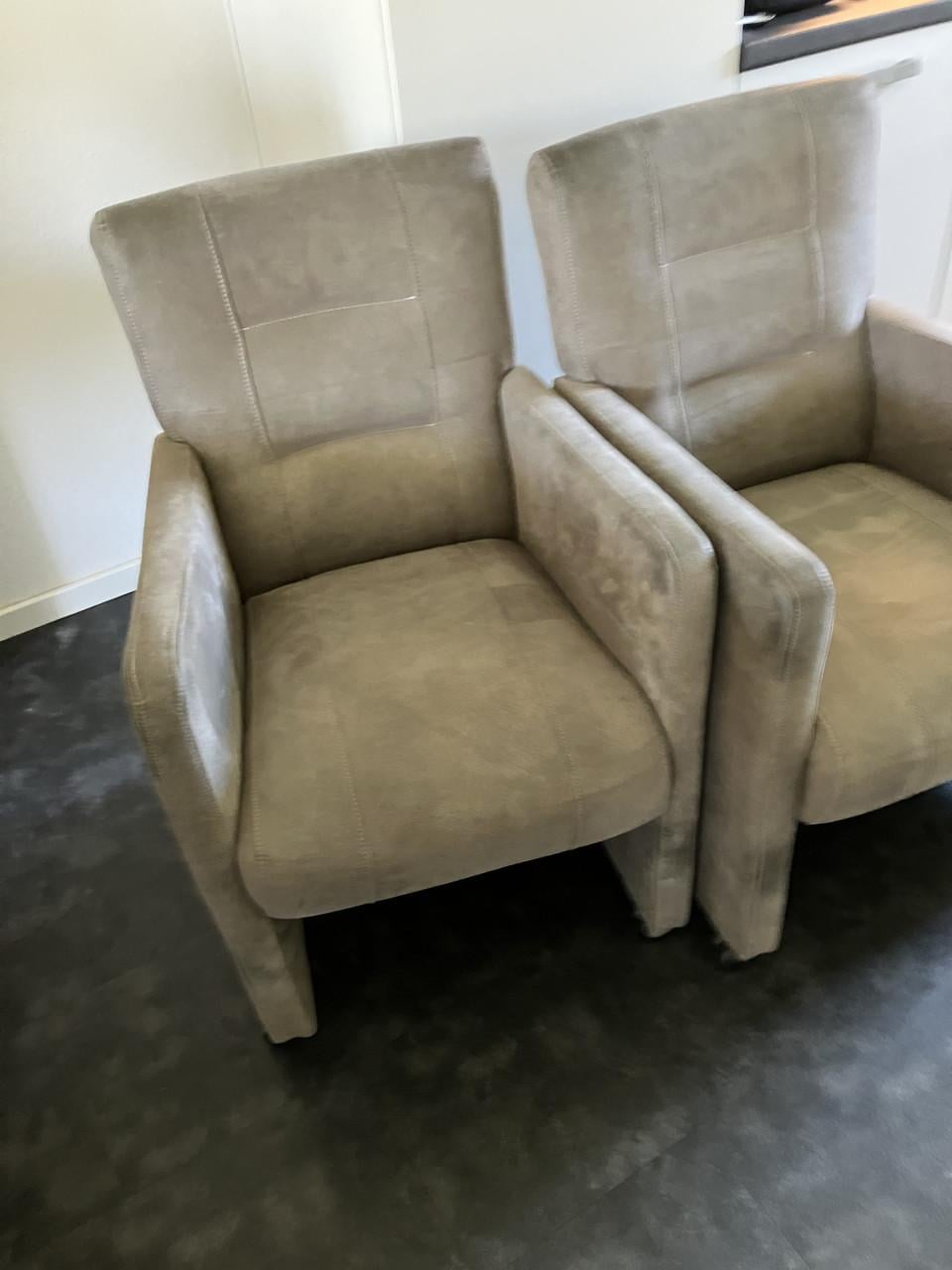 Te koop 4 eetkamerstoelen met wieltjes