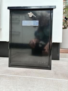 Metalen zwarte brievenbus