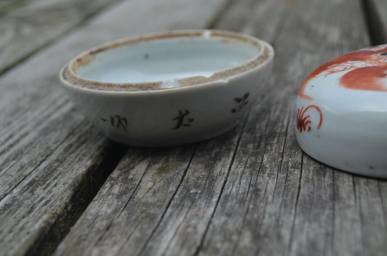 Chinees porseleinen dekseldoosje met red iron decoratie Foo Dog