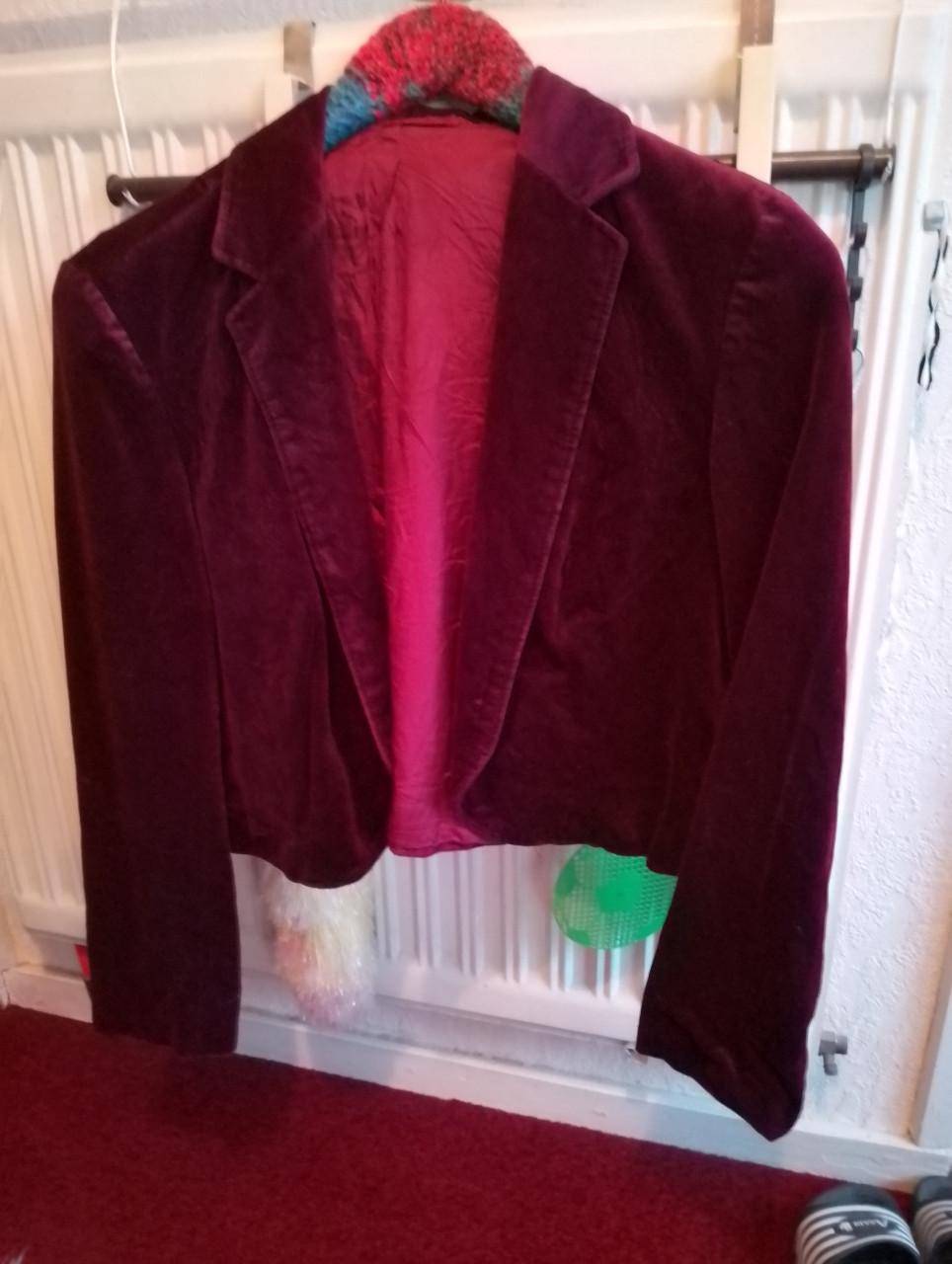 Feestelijke jasjeRode is mt. 40-de zwarte -L-en XL