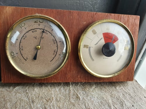 Leuke antieke weerstation, thermometer en hygrometer, in werkende staat