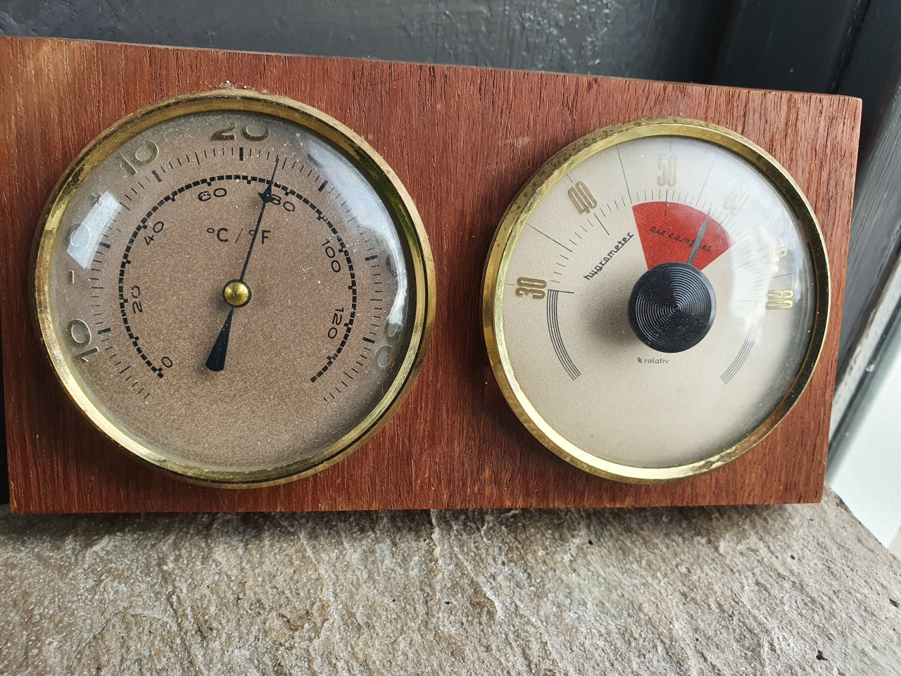Leuke antieke weerstation, thermometer en hygrometer, in werkende staat