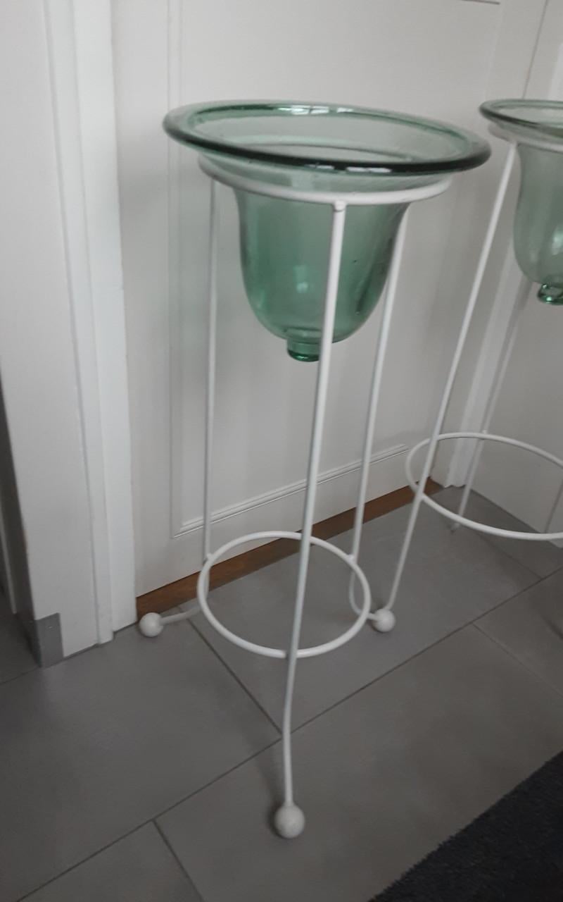 2 metalen standaards met glazen kelken