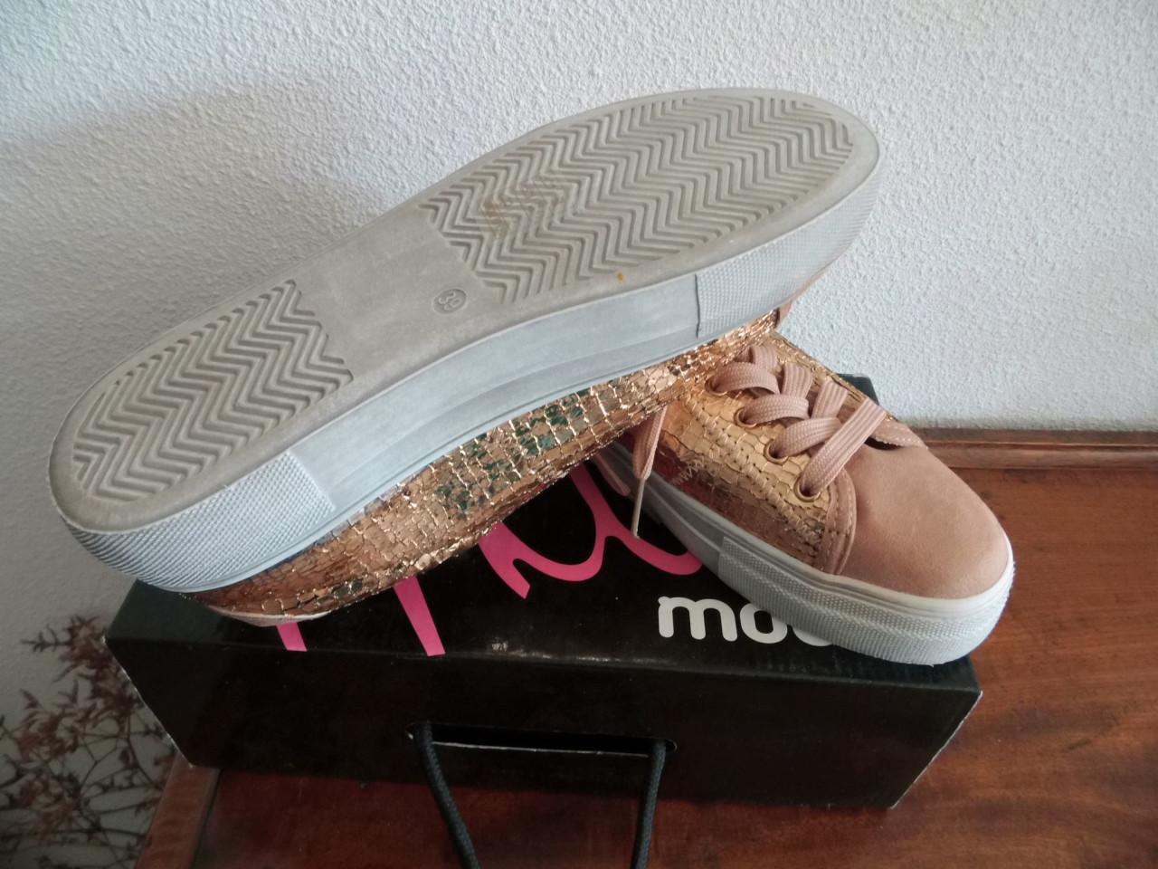 Sneakers van MOOM maat 39.5.