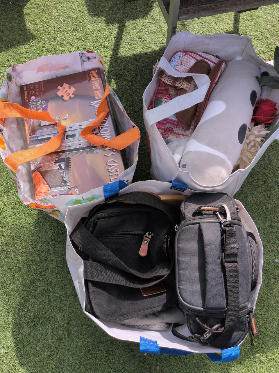 Gratis afhalen: 3 tassen met rommelmarktspullen