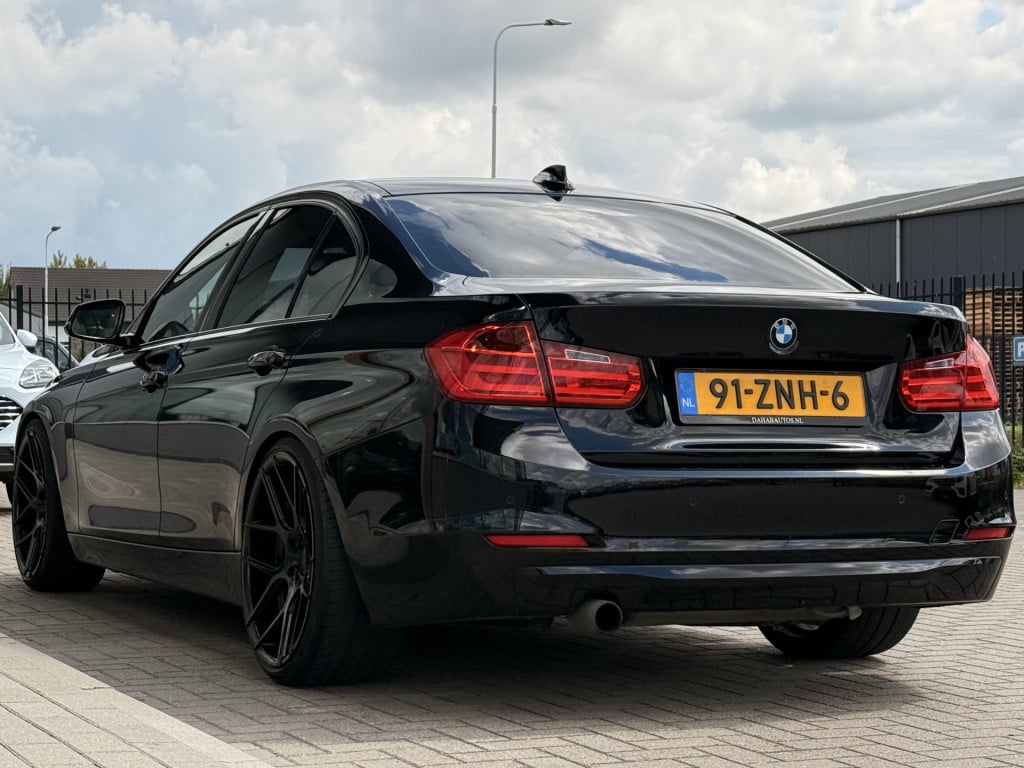 BMW 3-serie 320i high executive | navi | leder | 260pk | elect trekhaak |
