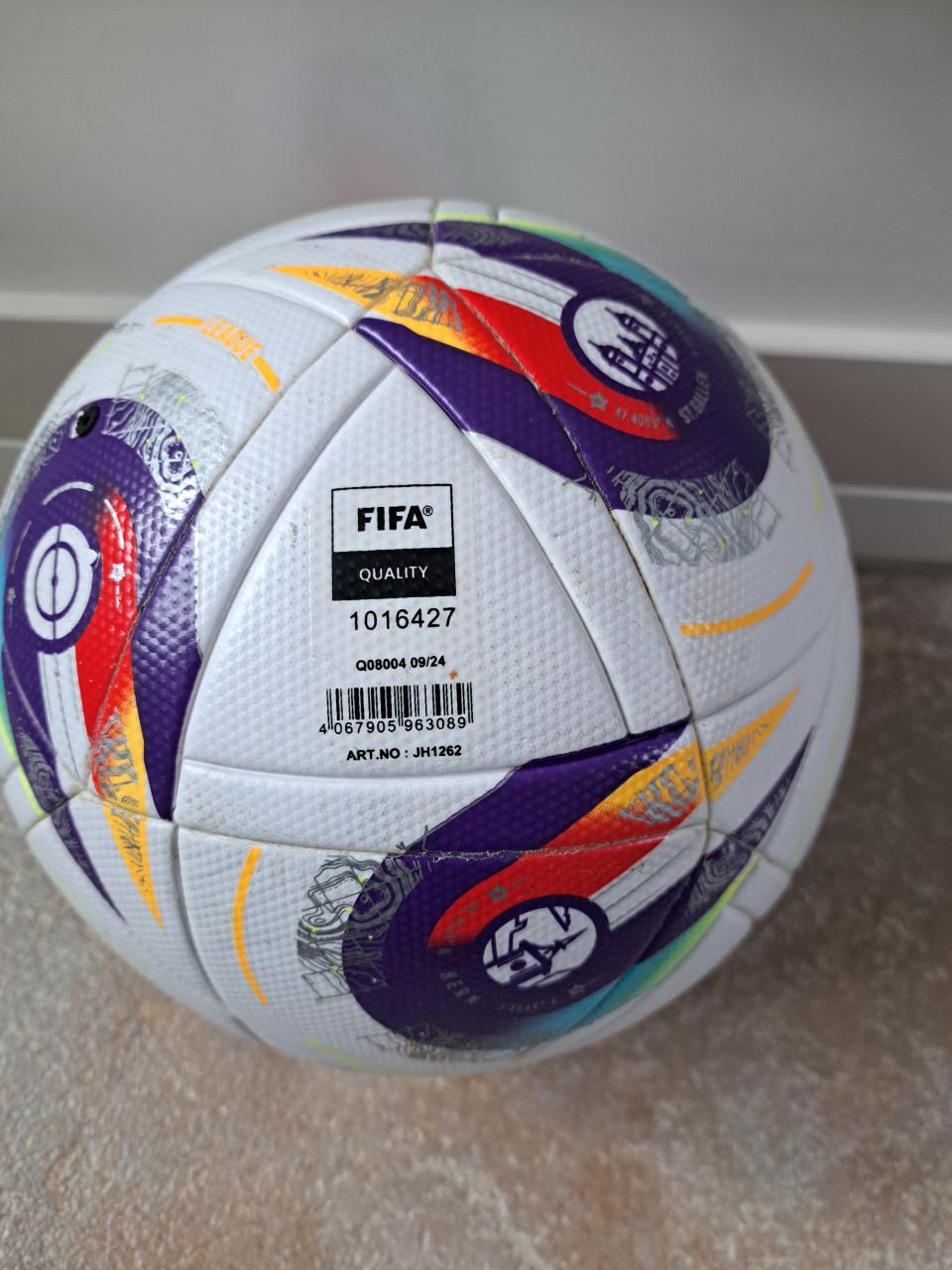 Z.g.a.n  Adidas voetbal mt 5