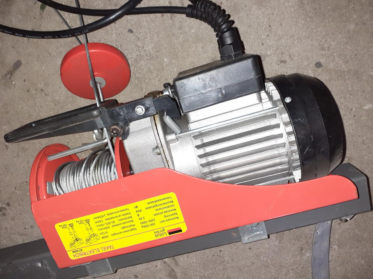 Takel elektrisch t.m. 250 kg.