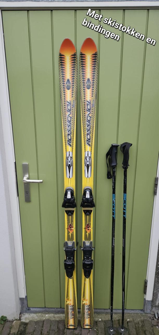 Nette Rossignol ski’s met bindingen en stokken, gewaxt en geslepen.