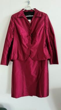 RENA LANGE: Nieuw robijnrood mantelpak maat 44/46 € 2.650,–