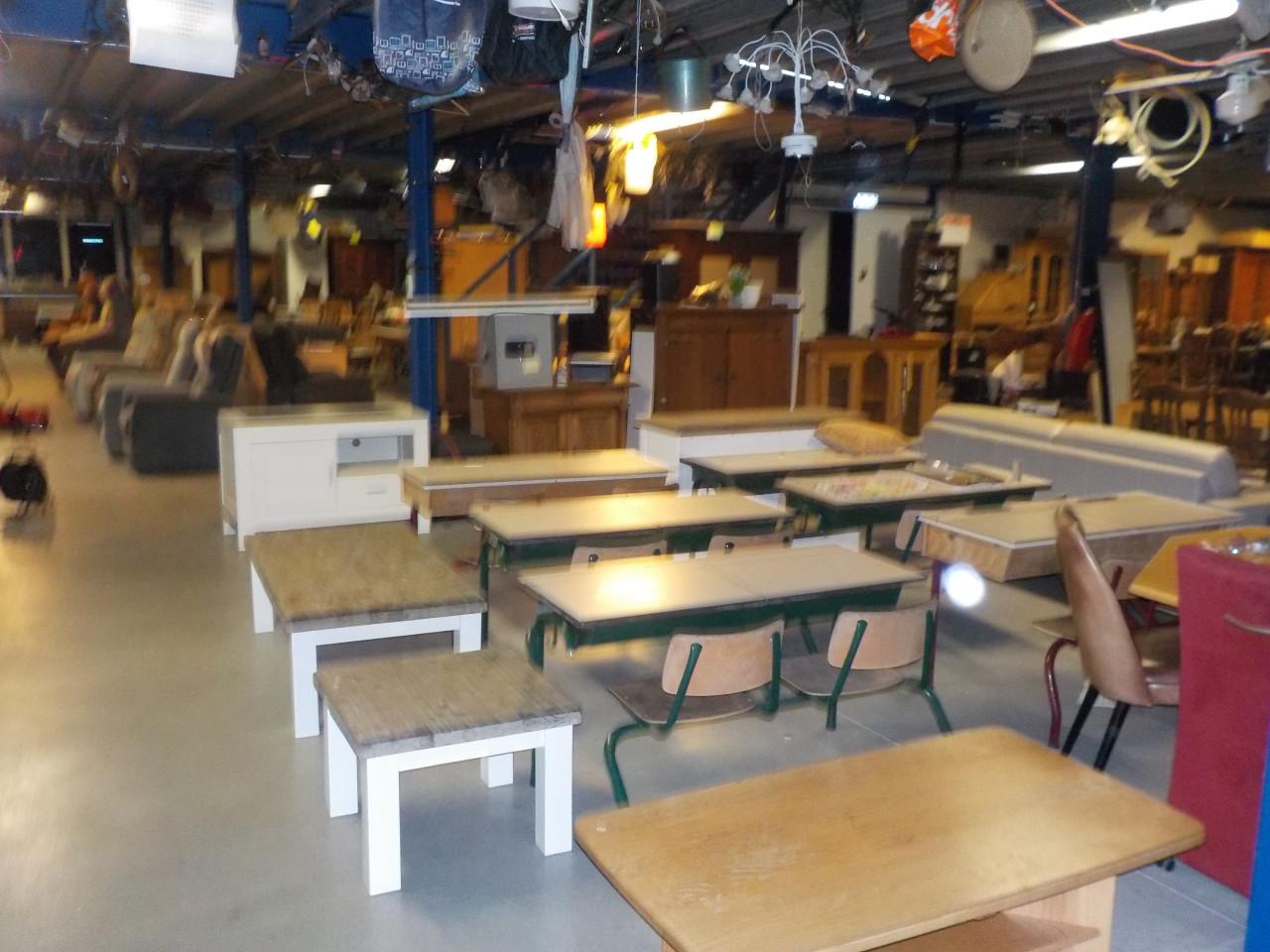 Grote eettafel 100 x 200 cm met 2  plavuizen in de tafel in zeer goede staa