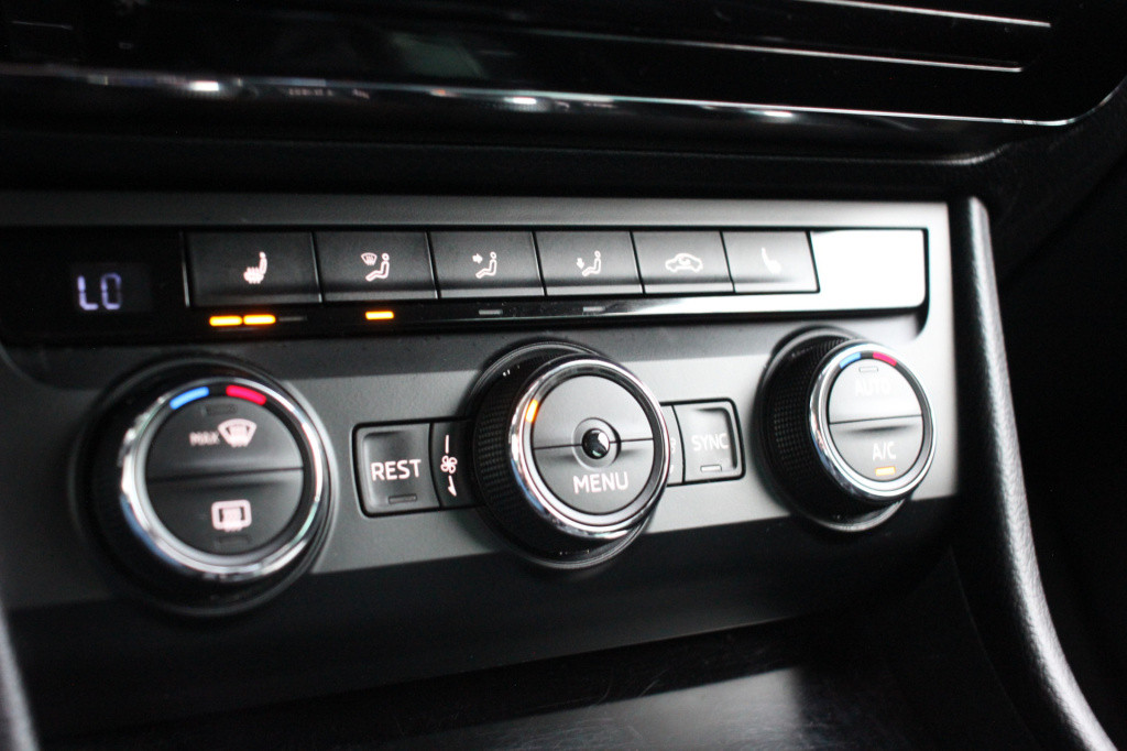 Skoda Superb combi 1.6 tdi style business | automaat | navi | camera