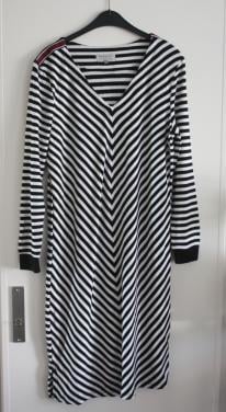 Zwart witte gestreepte schuine streep jurk  maar 46
