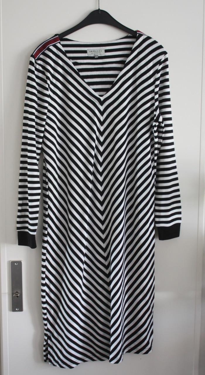 Zwart witte gestreepte schuine streep jurk  maar 46