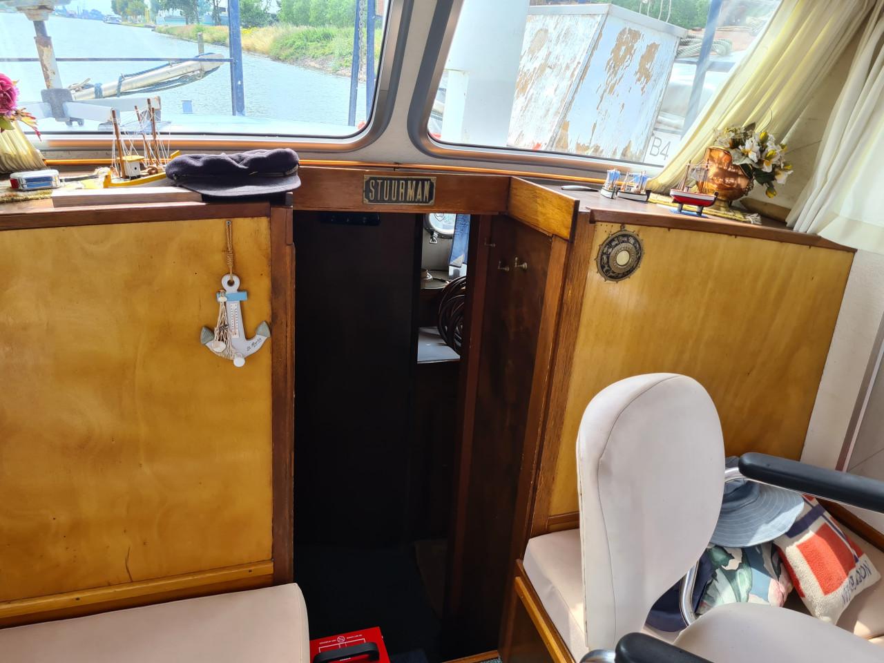 Leuke motorkruiser, vaarklaar, alleen schilderen