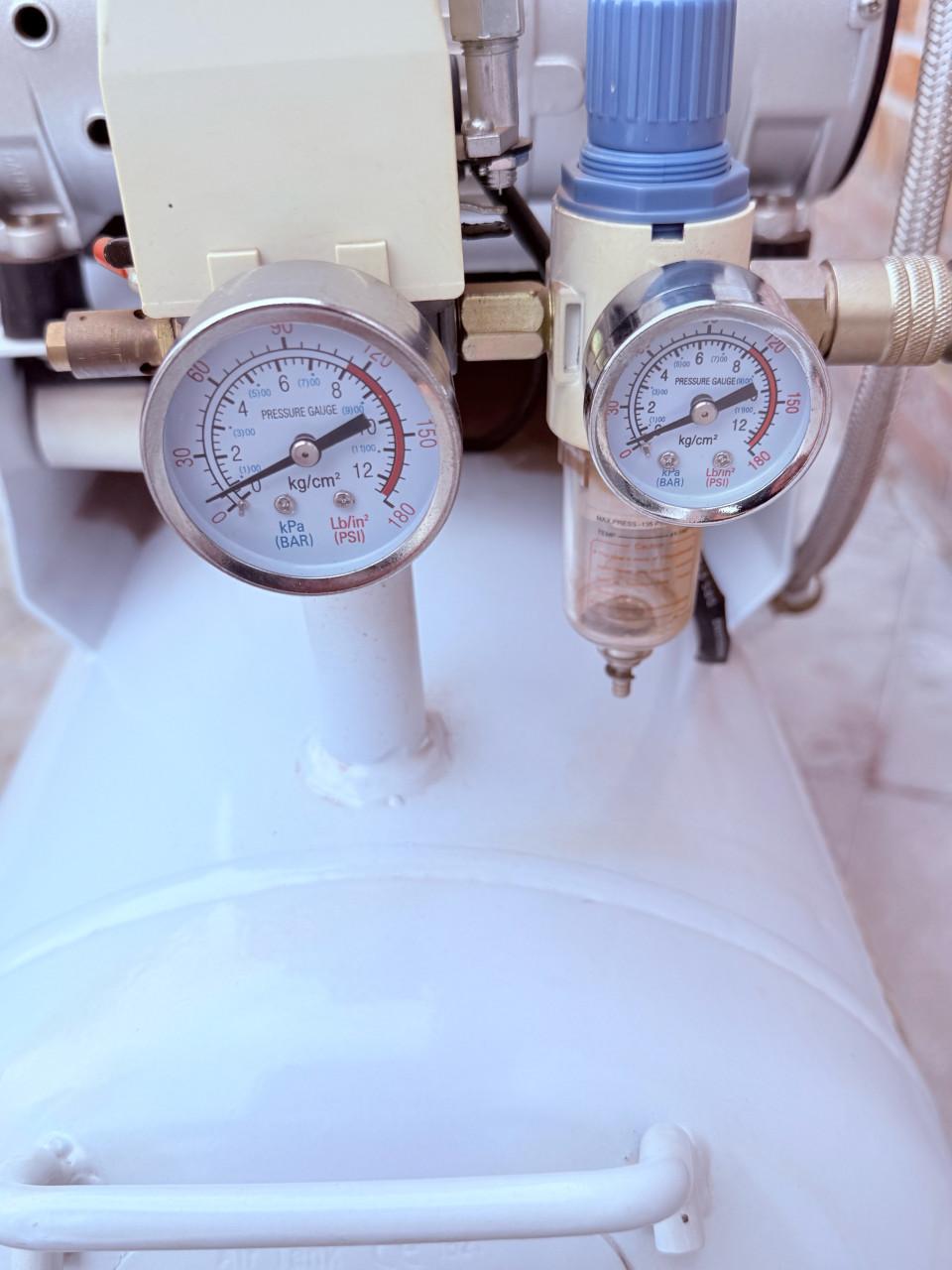 Proffessionele geluidsarme HBM compressor slechts enkrle keren gebruikt.