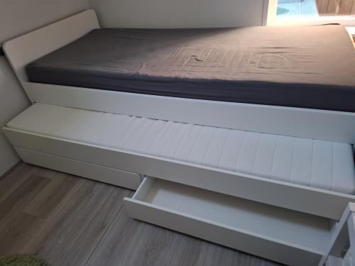 Wit uitschuifbed is ideaal voor logees of als extra slaapplek