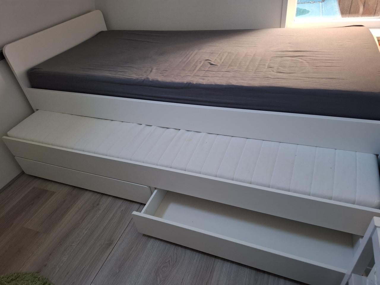 Wit uitschuifbed is ideaal voor logees of als extra slaapplek