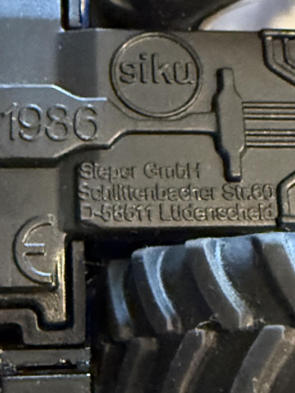 Siku 1986 New Holland T7070 met voorlader - 1:50