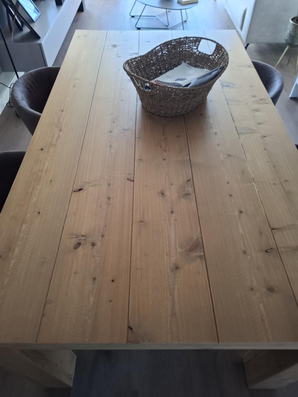 Steigerhouten eettafel met vier bijpassende stoelen