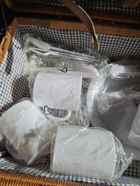 Nieuwe vintage picknickmand met servies voor 4 personen