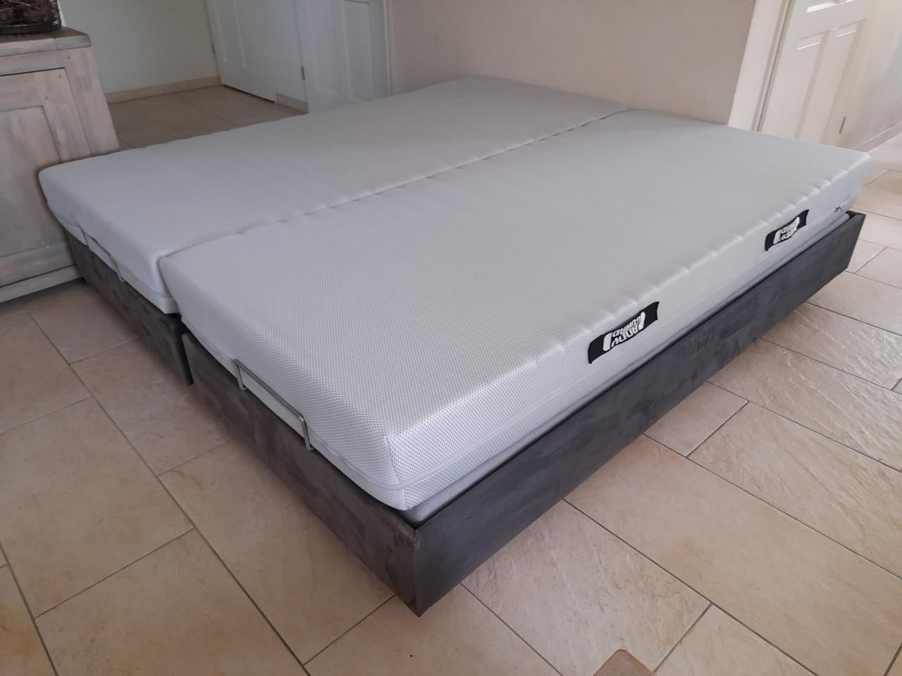 2 Persoons boxspring 2 x 90 x 200 (in goede nette staat)