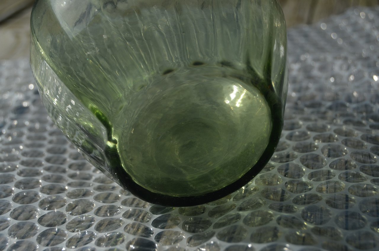 L. groen klein geblazen bolvaasje in goede staat.