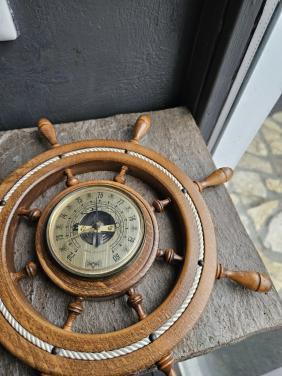 Mooi vintage houten maritiem stuurwiel met barometer..