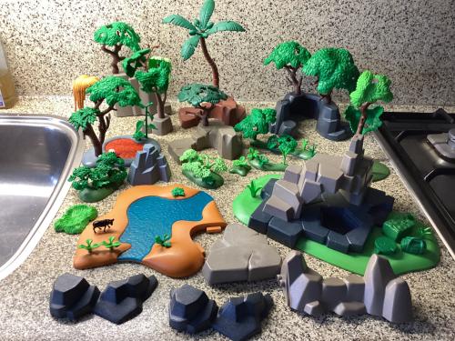 Playmobil.   Veel losse onderdelen en 20 poppetjes.