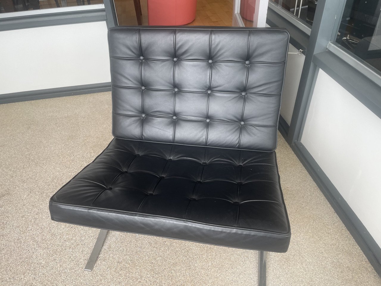 3 Barcelona stoelen en 1 voetenbank