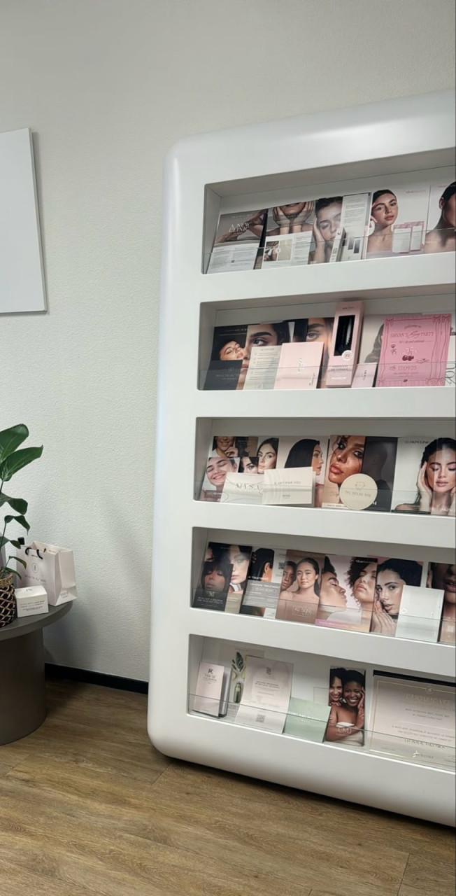 Exclusieve maatwerk design display-en brochurekast