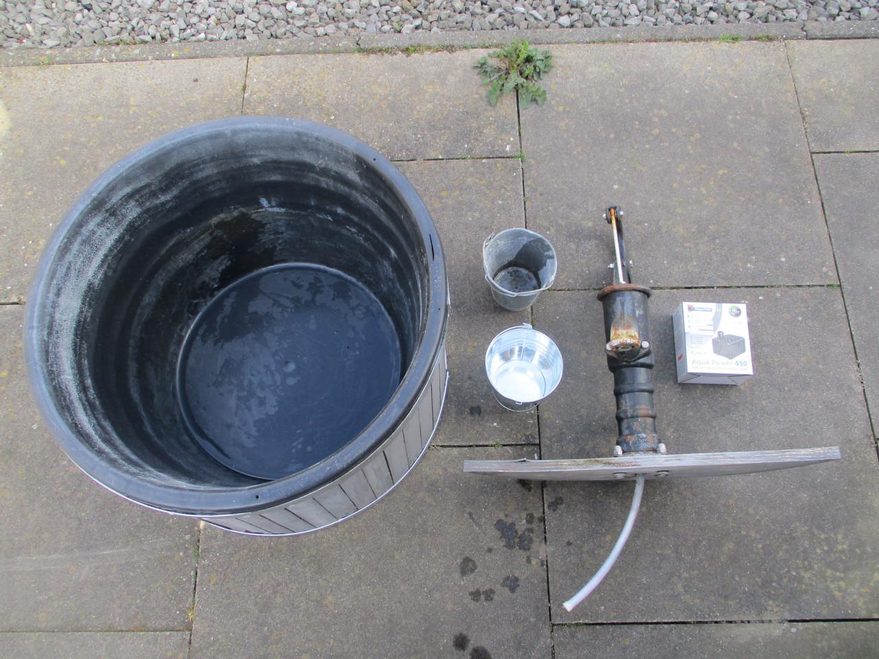 Water ornament  (ton met waterpomp)