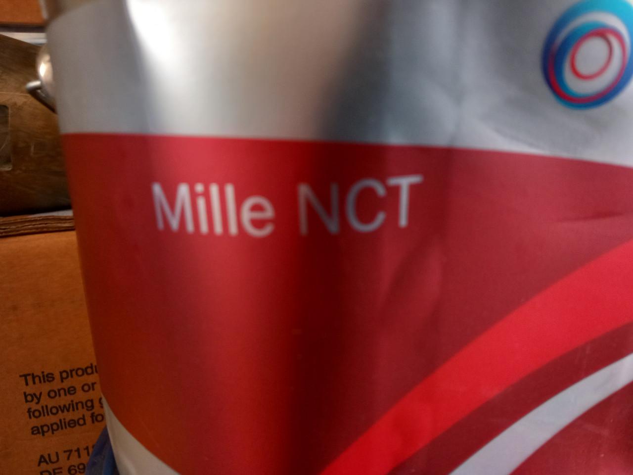 Te koop twee nieuwe 2,5 liter  bussen antifouling van hempel zelfslijpend