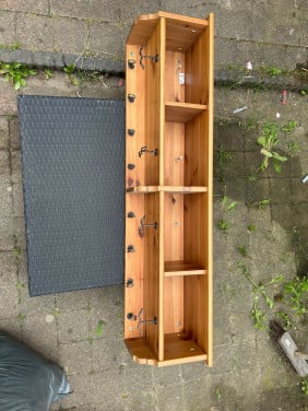 TE KOOP HOUTEN KAPSTOK MET METALEN HANGERS