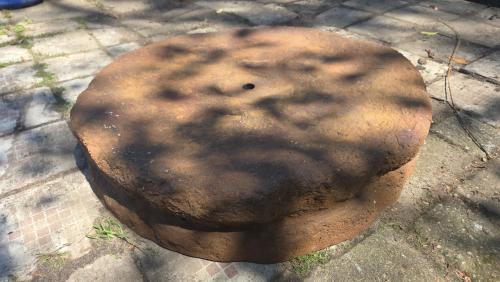 Mooi rond waterornament / fontein voor in de tuin