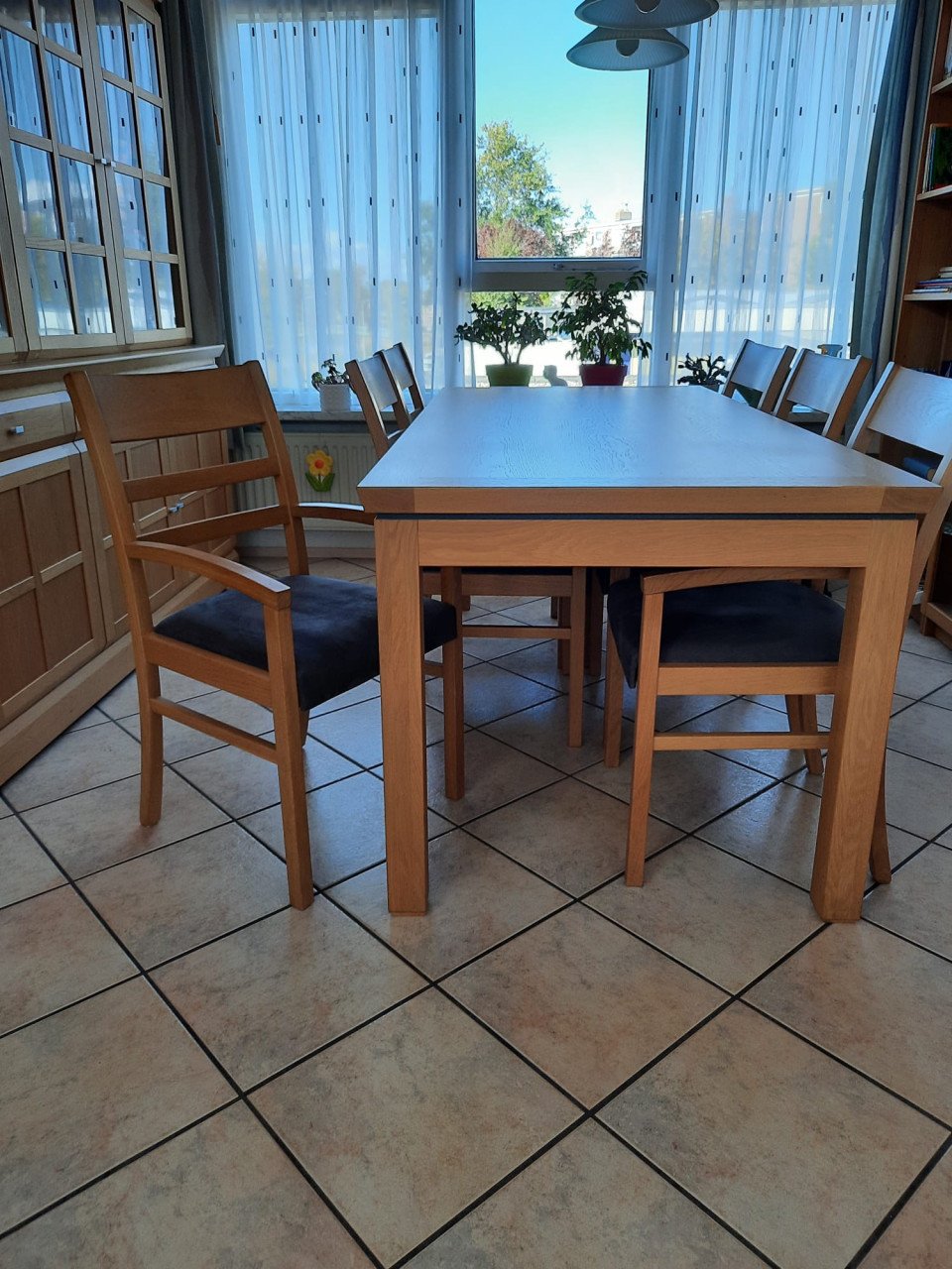 Eikenhouten tafel met zes stoelem