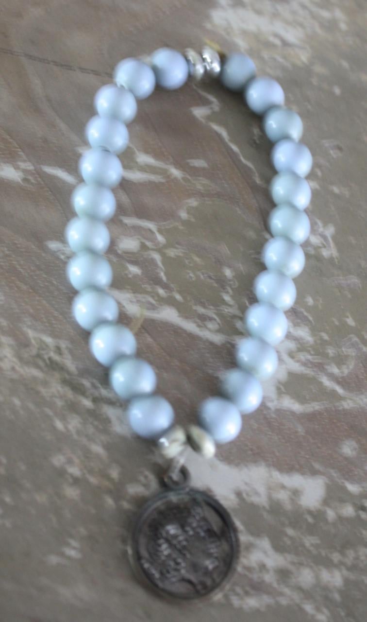 Armbandje rekbaar met blauw ekralen en meisjes bedel