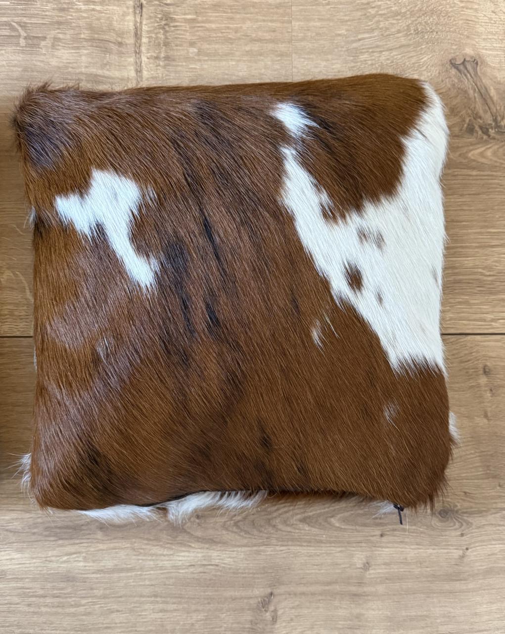 2 leren koeienhuid kussens - 36x36cm (zolderopruiming) € 35,00
