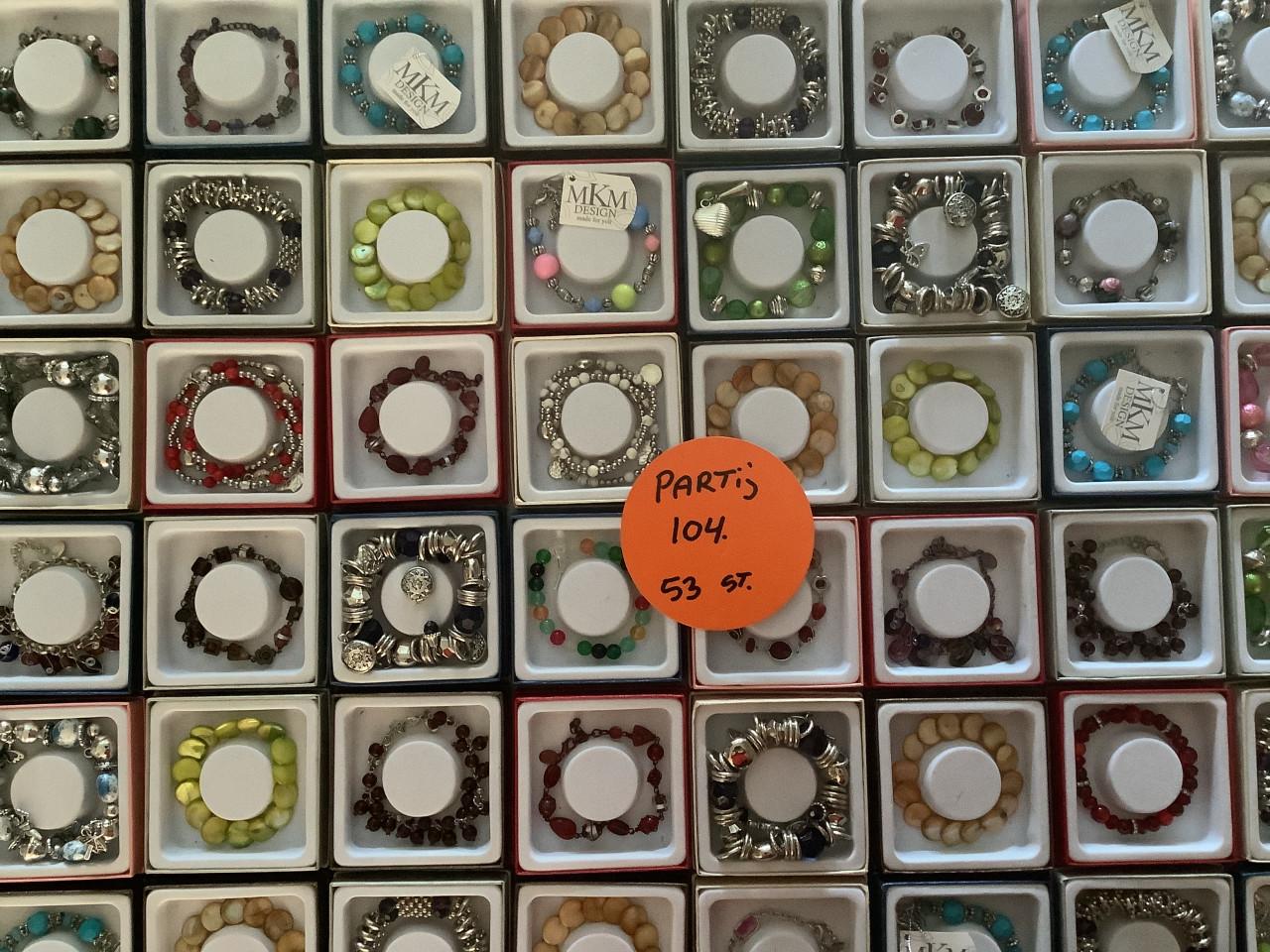 Partij leuke armbandjes in mooi verkoop doosje. ( partij 104)
