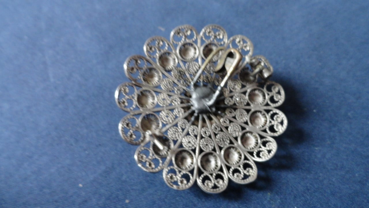 Zilveren speld (boerenknop achtig)– is broche geweest – (zie foto’s)
