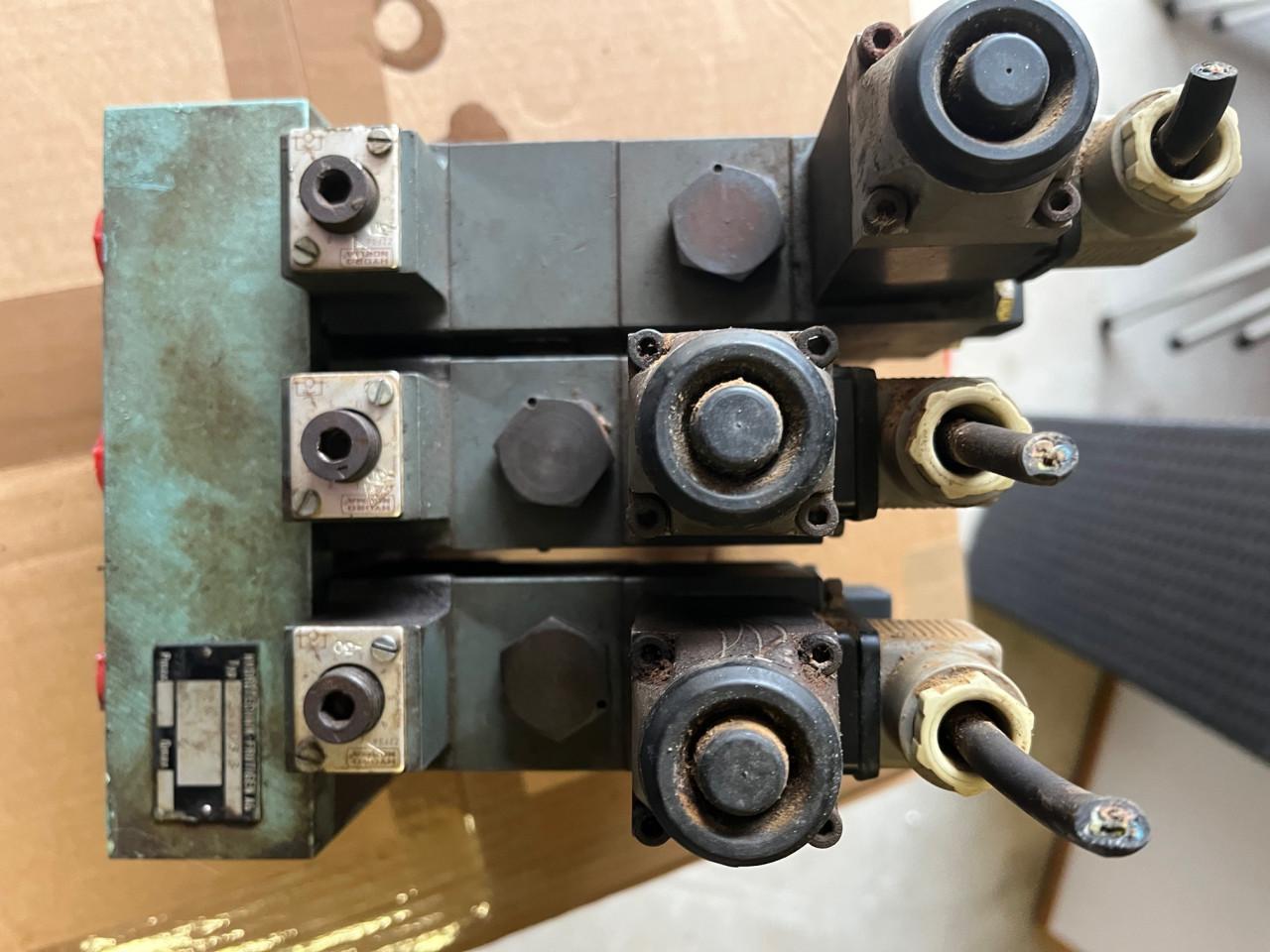 TE KOOP: Diverse hydraulische ventielen