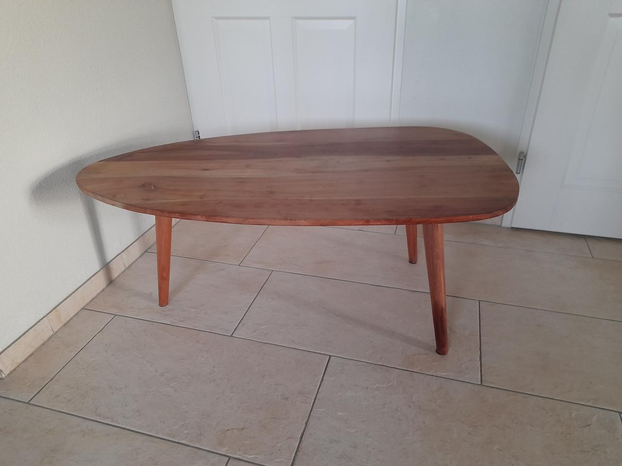 Mango salon tafel 110 x 60 x 45H ( in goede staat )