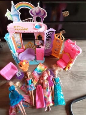 Barbie huis met poppen