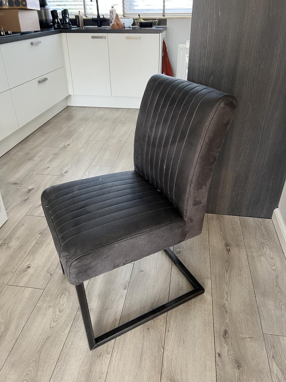 3 eetkamerstoelen af te halen as donderdag of vrijdag