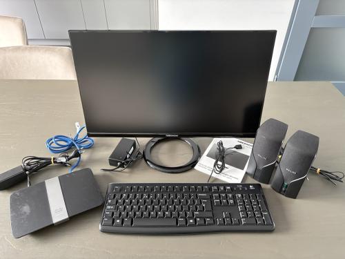 Te koop: beeldscherm, geluidsboxjes, toetsenbord en modem.