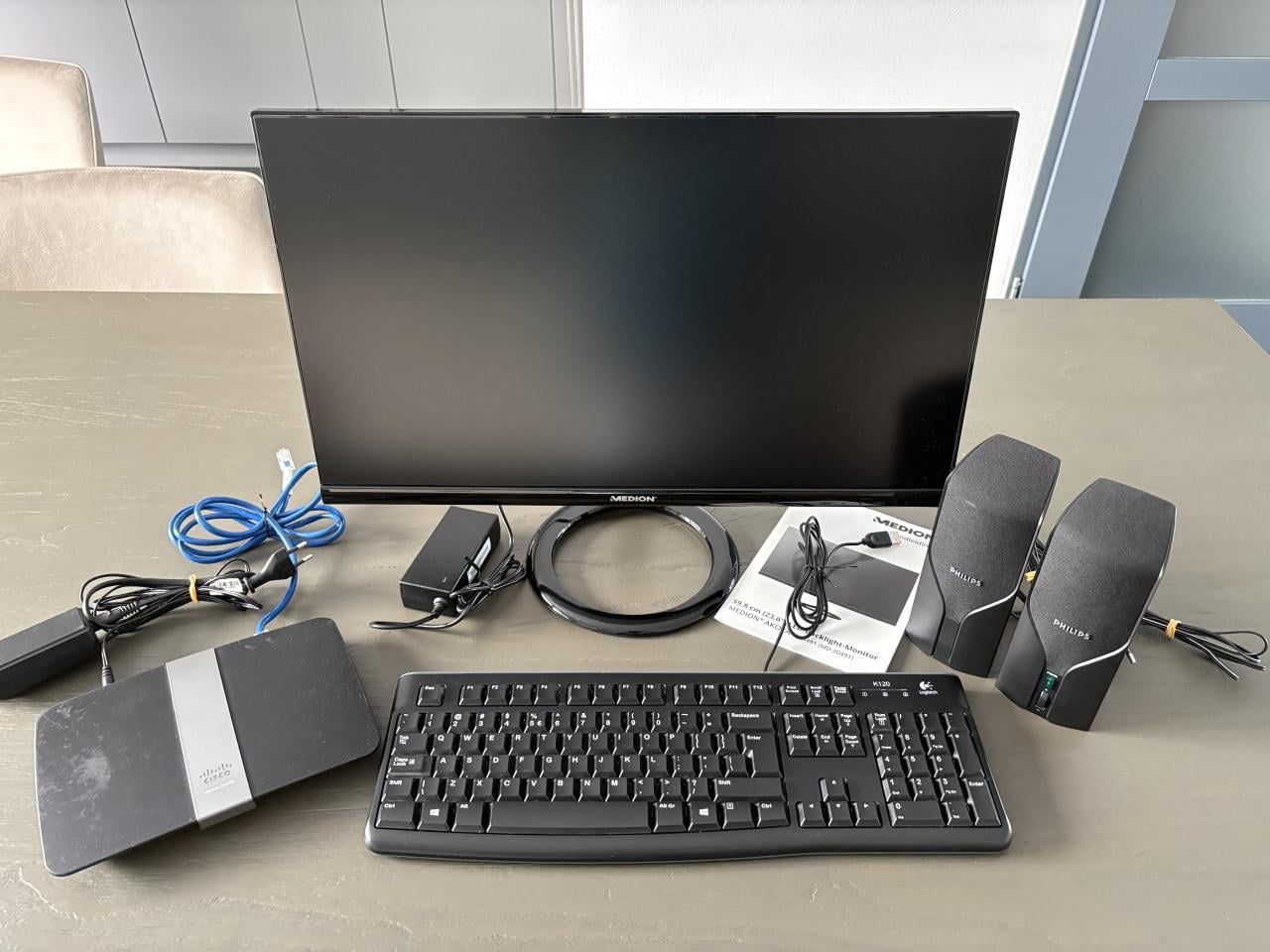 Te koop: beeldscherm, geluidsboxjes, toetsenbord en modem.