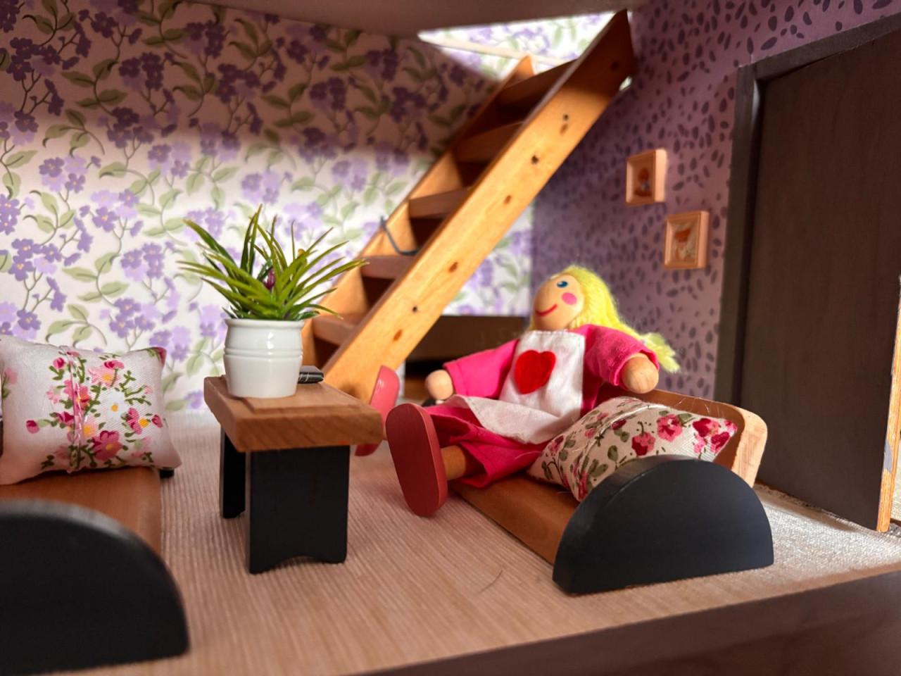 Middelgroot poppenhuis met meubels en poppen