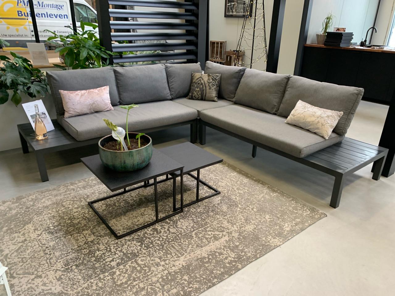 Alminium zwart loungeset, grijze kussens, en 2 salontafels.