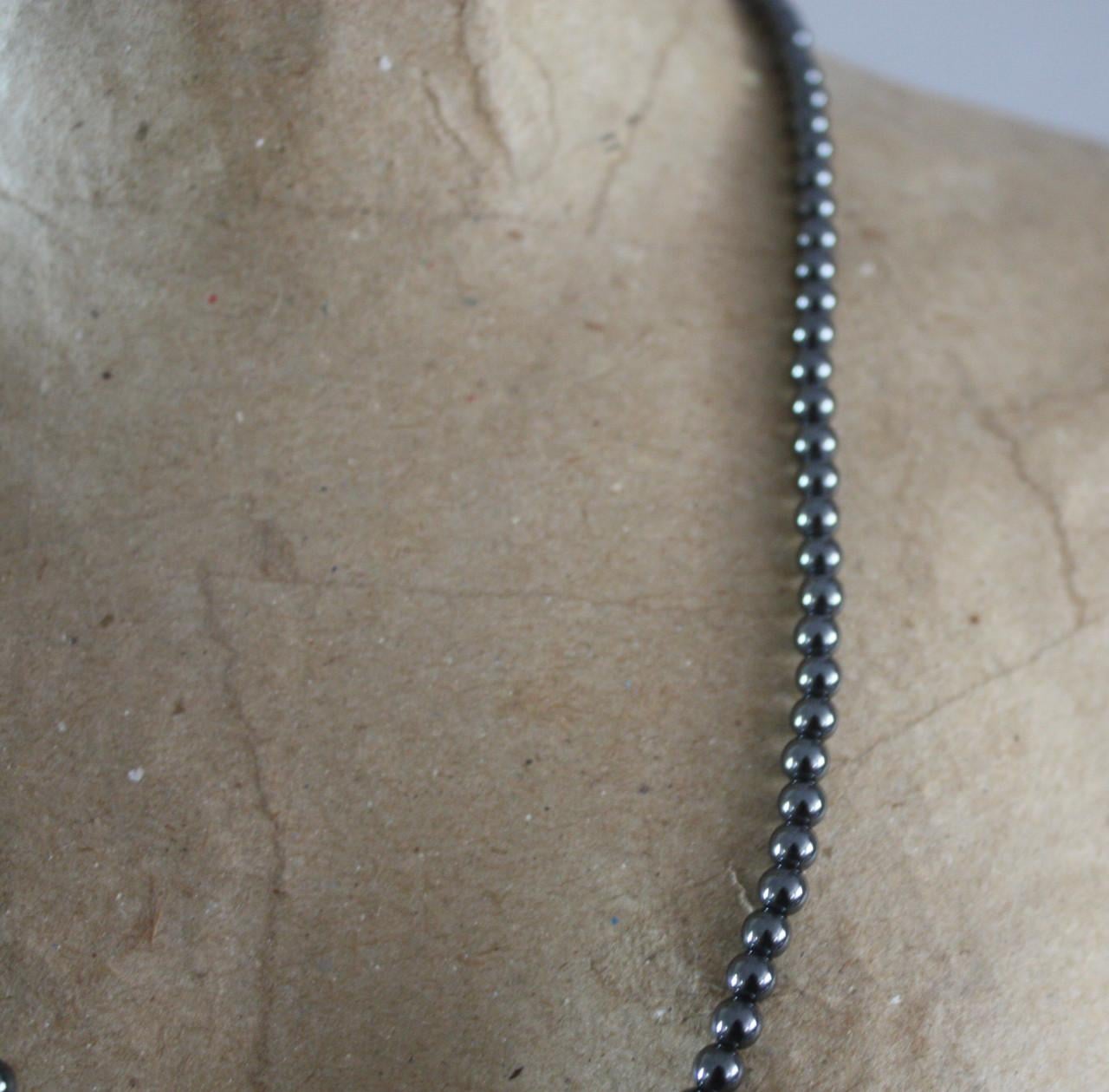 Metalen bolletjes ketting