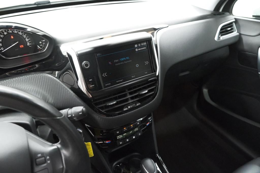 Peugeot 2008 puretech 110 eat6 allure | trekhaak | apple carplay | parkeers